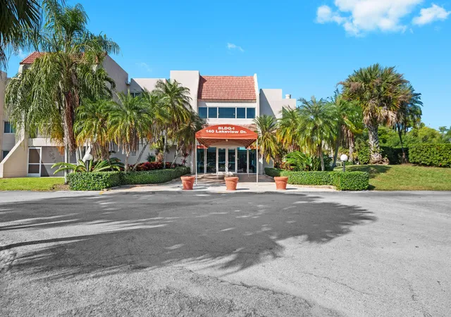 1st image of 140 Lakeview Dr #103, Weston, FL 33326 | MLS# F10551663