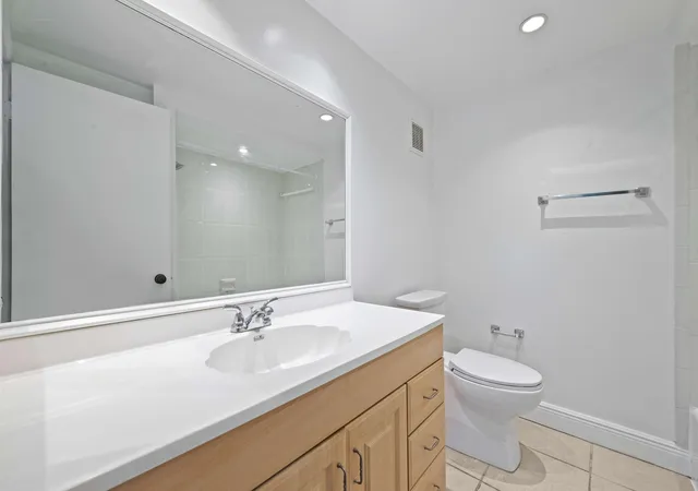 2nd image of 140 Lakeview Dr, Weston, FL 33326