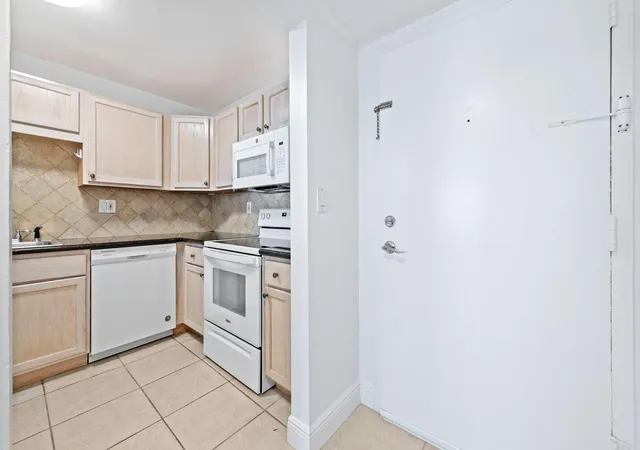 Homes for sale in Weston, FL | 140 Lakeview Dr #103, Weston, FL 33326 | MLS# F10551663