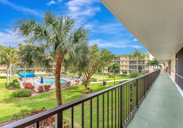 3rd image of 806 Se 7Th St #201, Deerfield Beach, FL 33441 | MLS# R11163033