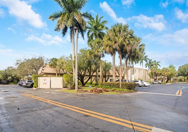 Homes for sale in Weston, FL | 16131 Laurel Dr #33, Weston, FL 33326 | MLS# F10550325