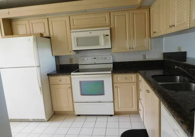 2nd image of 2461 Village Blvd #102, West Palm Beach, FL 33409 | MLS# R11163185