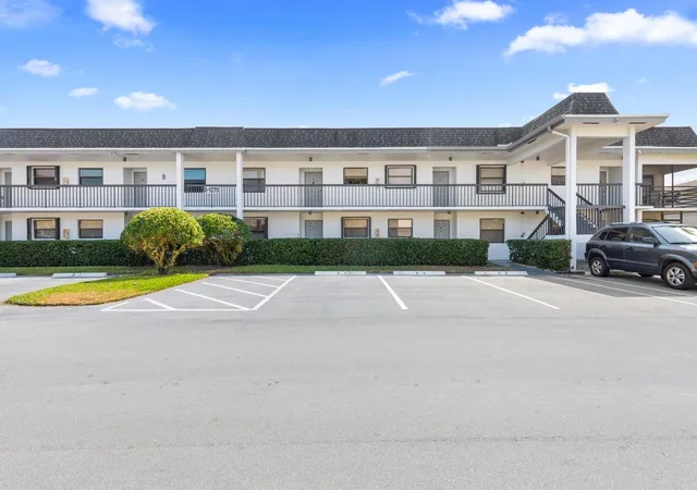 2nd image of 1270 Se Parkview Pl, Stuart, FL 34994