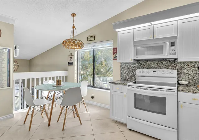 5th image of 10215 N Cir Lake Dr, Boynton Beach, FL 33437
