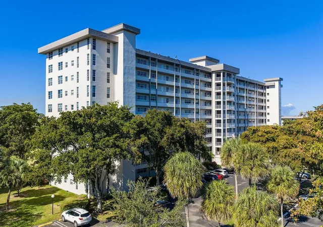 2nd image of 575 Oaks Ln, Pompano Beach, FL 33069
