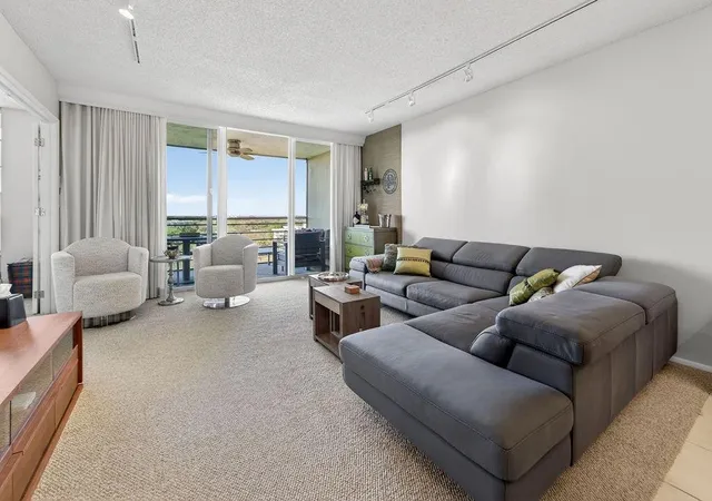4th image of 575 Oaks Ln, Pompano Beach, FL 33069