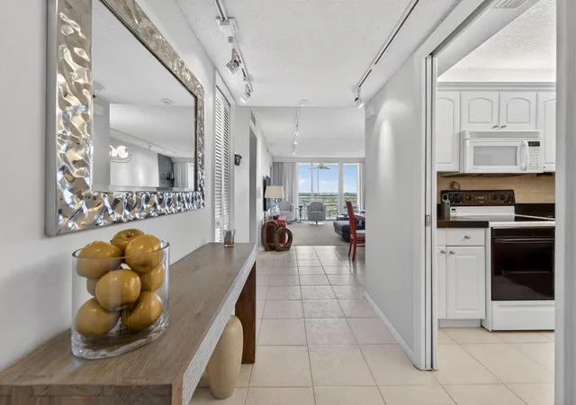 5th image of 575 Oaks Ln, Pompano Beach, FL 33069
