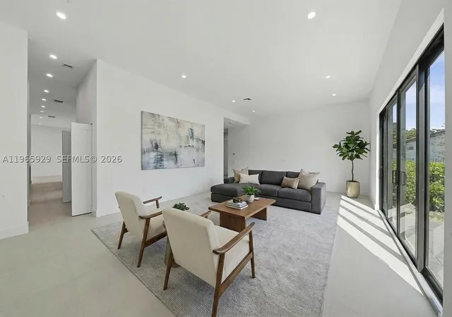 5th image of 5718 W Ashwood Cir W, Fort Lauderdale, FL 33312 | MLS# A11965929