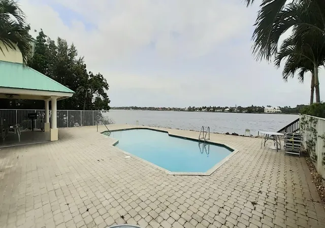 Homes for sale in Hypoluxo, FL | 117 Barefoot Cvs, Hypoluxo, FL 33462 | MLS# R11164193