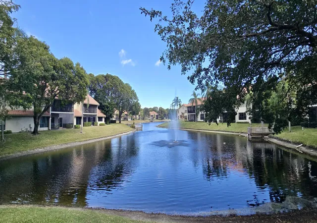 2nd image of 5521 Coach House Cir #D, Boca Raton, FL 33486 | MLS# R11164197