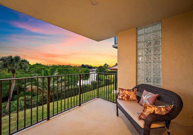 3rd image of 1701 Marina Isle Wy #202, Jupiter, FL 33477 | MLS# R11164504