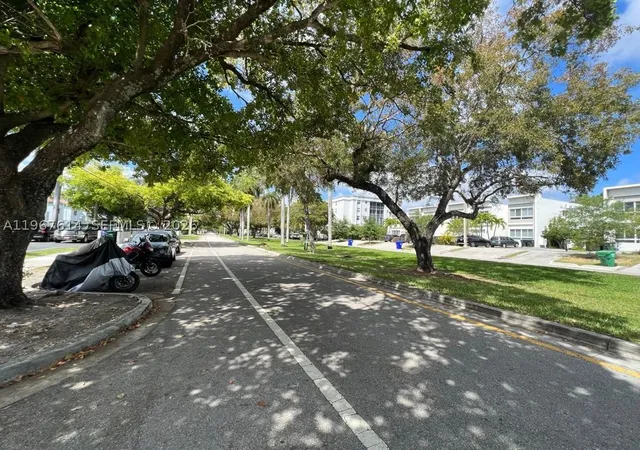 Listing Photo 3 - Condo for sale in building located at 2430 Ne 135Th St, Miami, FL 33181 - Unit #105
