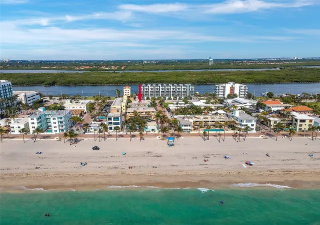 Listing Photo 1 - Condo for sale in building located at 322 Harding St, Hollywood, FL 33019 - Unit #B202