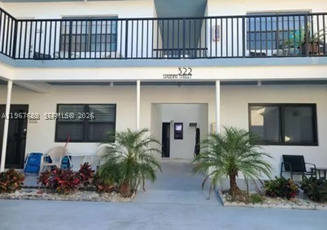 Listing Photo 2 - Condo for sale in building located at 322 Harding St, Hollywood, FL 33019 - Unit #B202
