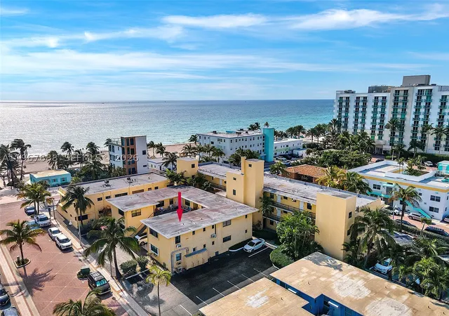 Listing Photo 3 - Condo for sale in building located at 322 Harding St, Hollywood, FL 33019 - Unit #B202