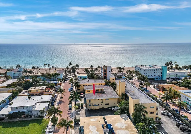 Listing Photo 4 - Condo for sale in building located at 322 Harding St, Hollywood, FL 33019 - Unit #B202