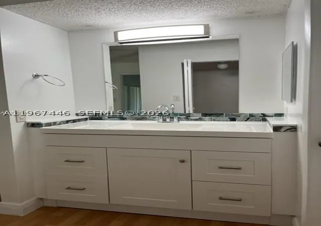 Listing Photo 5 - Condo for sale in building located at 14020 Sw 90Th Ter, Miami, FL 33186 - Unit #14020