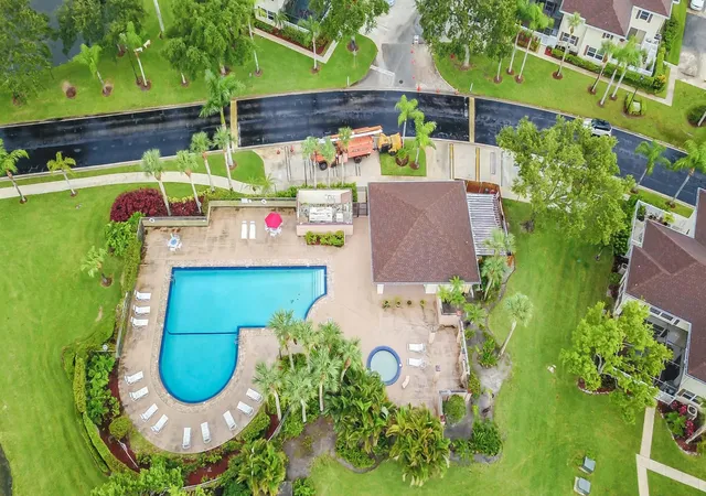 2nd image of 44 Essex Ct #B, Royal Palm Beach, FL 33411 | MLS# R11164967
