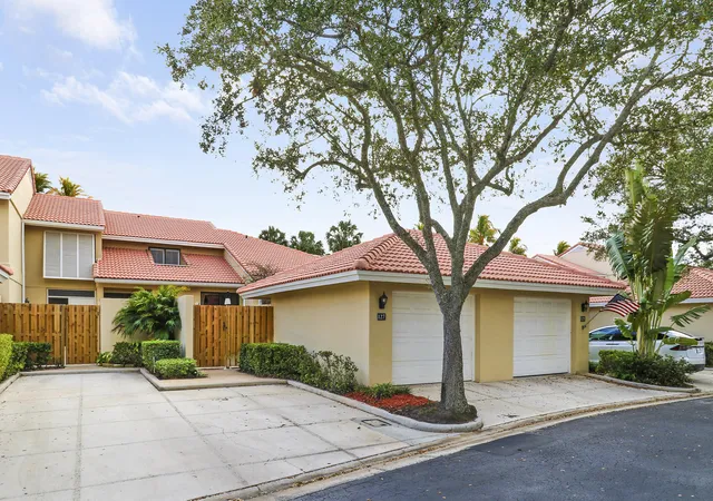 Homes for sale in Palm Beach Gardens, FL | 127 Old Meadow Wy, Palm Beach Gardens, FL 33418 | MLS# R11164979