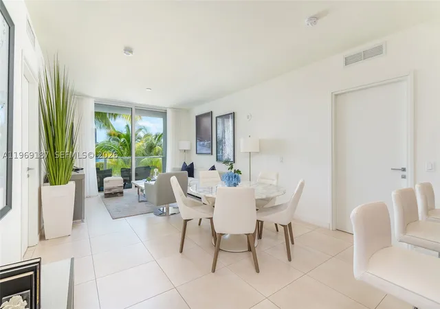 Listing Photo 3 - Condo for sale in building located at 401 N Birch Rd, Fort Lauderdale, FL 33304 - Unit #502