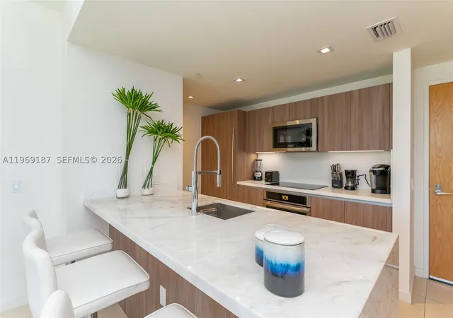 Listing Photo 4 - Condo for sale in building located at 401 N Birch Rd, Fort Lauderdale, FL 33304 - Unit #502