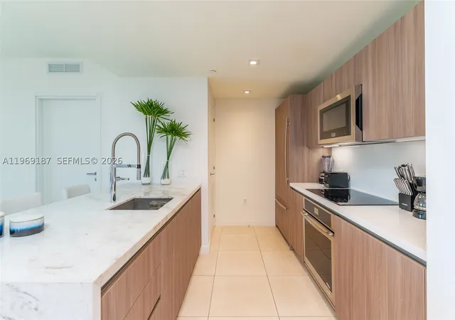 Listing Photo 5 - Condo for sale in building located at 401 N Birch Rd, Fort Lauderdale, FL 33304 - Unit #502