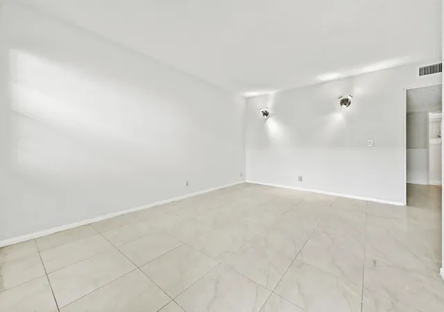 3rd image of 240 Croton Ave #102, Lantana, FL 33462 | MLS# R11165490