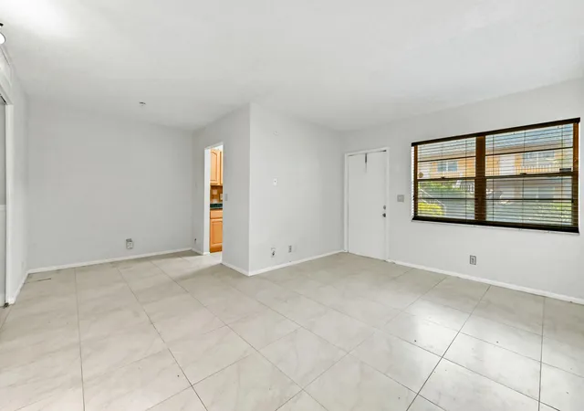 4th image of 240 Croton Ave #102, Lantana, FL 33462 | MLS# R11165490