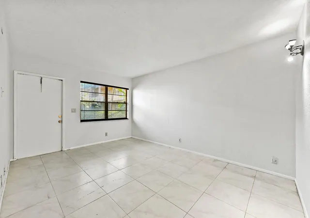 5th image of 240 Croton Ave #102, Lantana, FL 33462 | MLS# R11165490