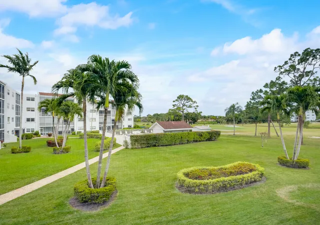 Homes for sale in Lake Worth, FL | 6850 10th Avenue, Lake Worth, FL 33467 | Houzeo