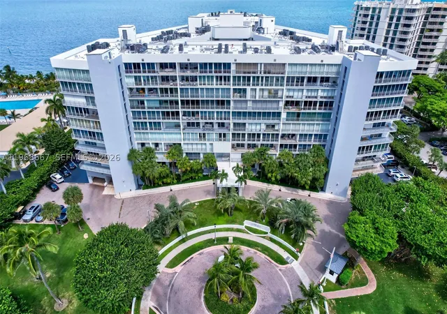 2nd image of 600 Grapetree Dr, Key Biscayne, FL 33149