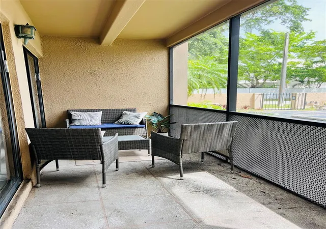 Homes for sale in Hollywood, FL | 4040 N Hills Dr #7, Hollywood, FL 33021 | MLS# F10554331