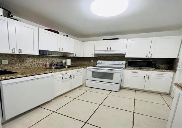 Homes for sale in Hollywood, FL | 4040 N Hills Dr #7, Hollywood, FL 33021 | MLS# F10554331