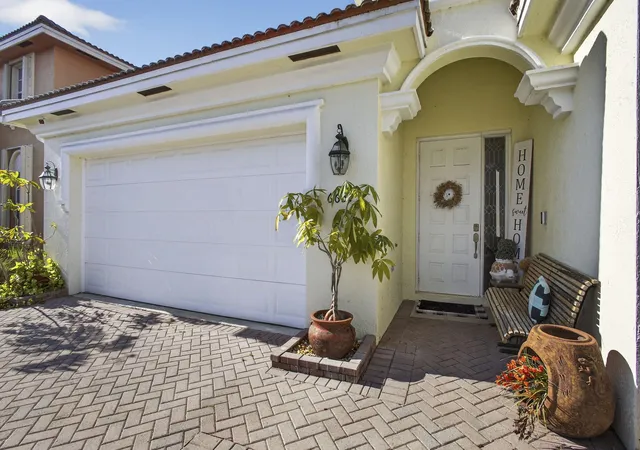 3rd image of 6637 Traveler Rd, West Palm Beach, FL 33411 | MLS# R11166086