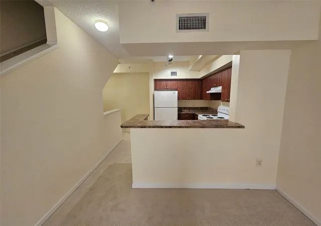 4th image of 2961 Ne 185Th St, Miami, FL 33180