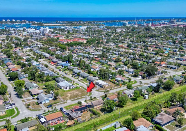 17th image of 398 W 23rd St, Riviera Beach, FL 33404 | MLS# R11166382