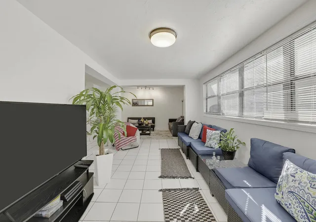 4th image of 9702 Nw 5Th Ln #9702, Miami, FL 33172 | MLS# R11166455