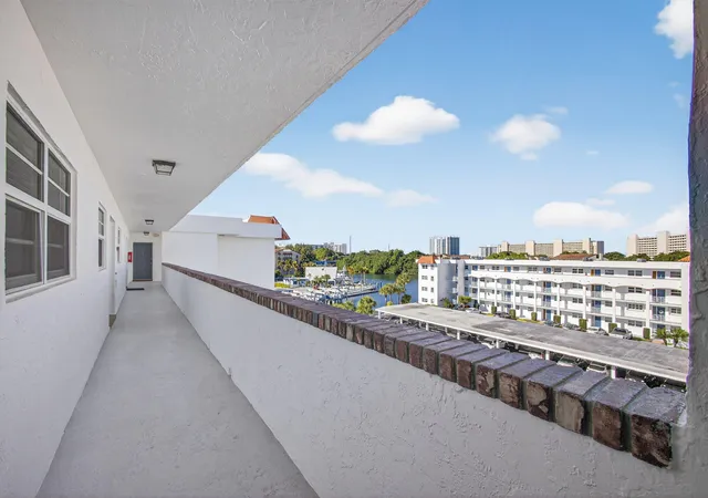 5th image of 21 Yacht Club Dr #505, North Palm Beach, FL 33408 | MLS# R11166577