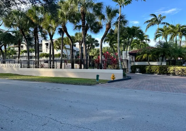 Homes for sale in Miami, FL | 9001 94 St, Miami, FL 33176 | Houzeo
