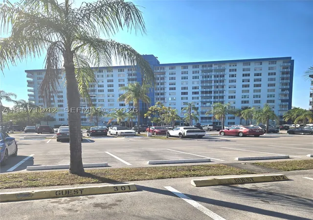 Homes for sale in Hollywood, FL | 4001 Hillcrest Dr #909, Hollywood, FL 33021 | MLS# A11971942