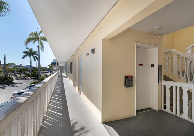 5th image of 101 Doolen Ct, South Palm Beach, FL 33408