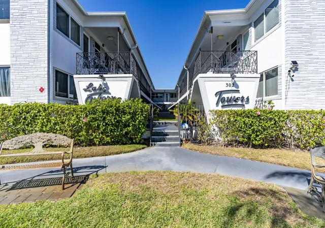 2nd image of 302 Lake Osborne Dr #5, Lake Worth Beach, FL 33461 | MLS# R11166888