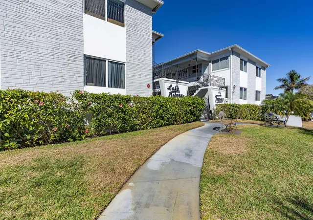 3rd image of 302 Lake Osborne Dr #5, Lake Worth Beach, FL 33461 | MLS# R11166888