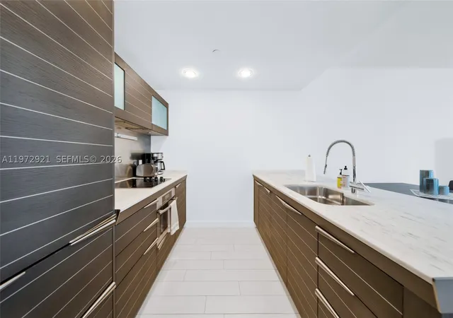 3rd image of 200 Biscayne Boulevard Way #3811, Miami, FL 33131 | MLS# A11972921