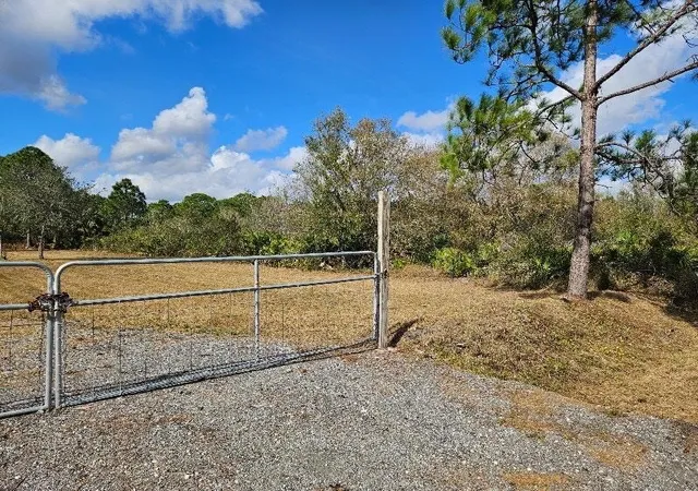 1st image of 570 S Palomino St, Clewiston, FL 33440 | MLS# R11167297