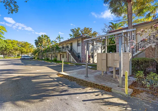 Homes for sale in Coral Springs, FL | 1335 Nw 94th Way, Coral Springs, FL 33071 | Houzeo