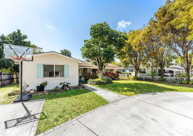 3rd image of 102 Ne 22Nd St, Delray Beach, FL 33444 | MLS# R11168090