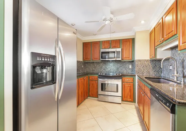 3rd image of 5200 N Flagler Dr #404, West Palm Beach, FL 33407 | MLS# R11168175