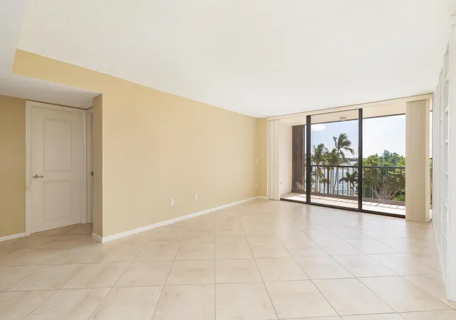 4th image of 5200 N Flagler Dr #404, West Palm Beach, FL 33407 | MLS# R11168175