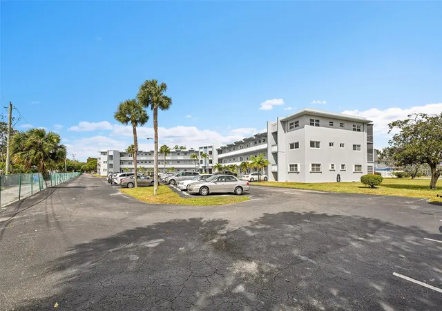3rd image of 2223 Park Ln #302, Hollywood, FL 33021 | MLS# F10555868